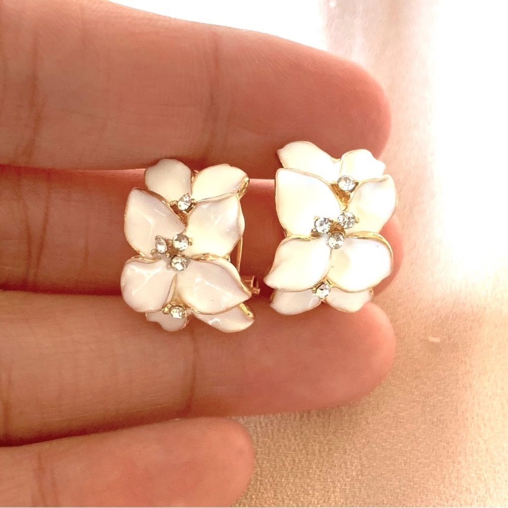🌟2/$20🌟White Floral Rhinestone Earrings